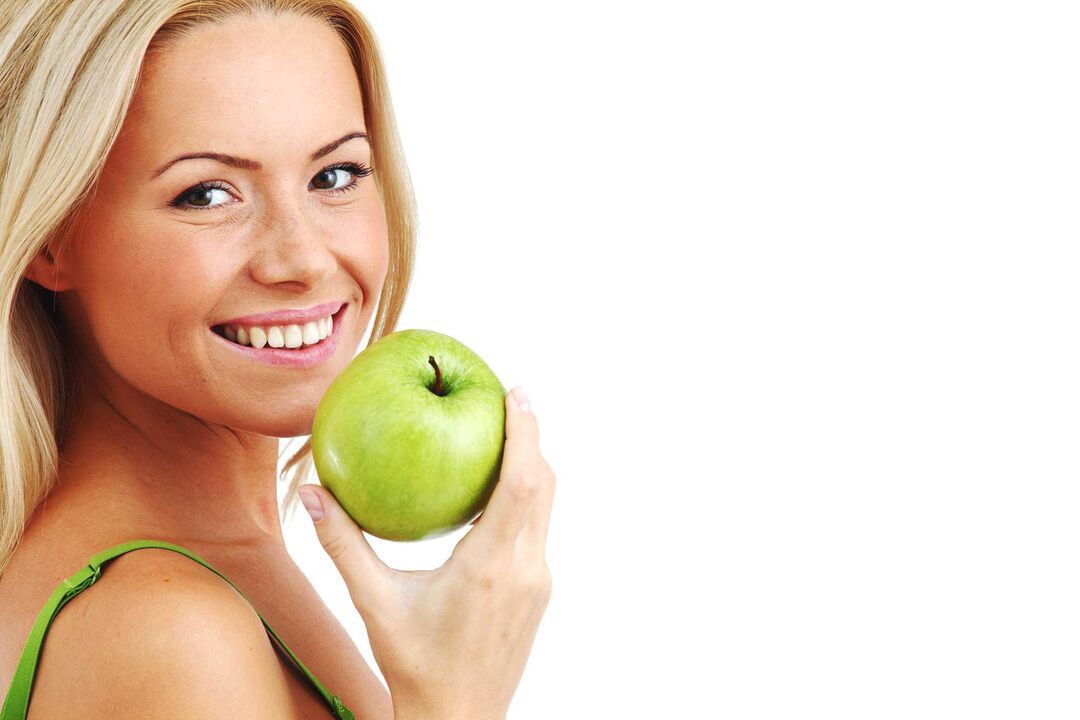 niña comiendo una manzana en la dieta ducan