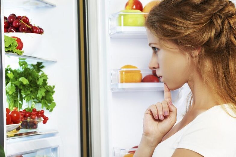 chica elige comida con gastritis