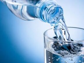 Si tienes gota, necesitas aumentar el volumen de agua potable. 